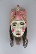 Vogelmaske, wohl Mittelamerkika, stil. Hahn, polychrom staffiert. H. 45 cm. Alters- und