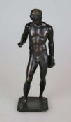 Athlet nach antikem Vorbild, Bronze, Schwarz patiniert, auf der Plinthe: Original im Vatikan.