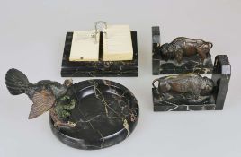Schreibtischgarnitur mit figürlicher Bronze, 4-teilig, 1. Hälfte 20. Jh., polierter schwarzer