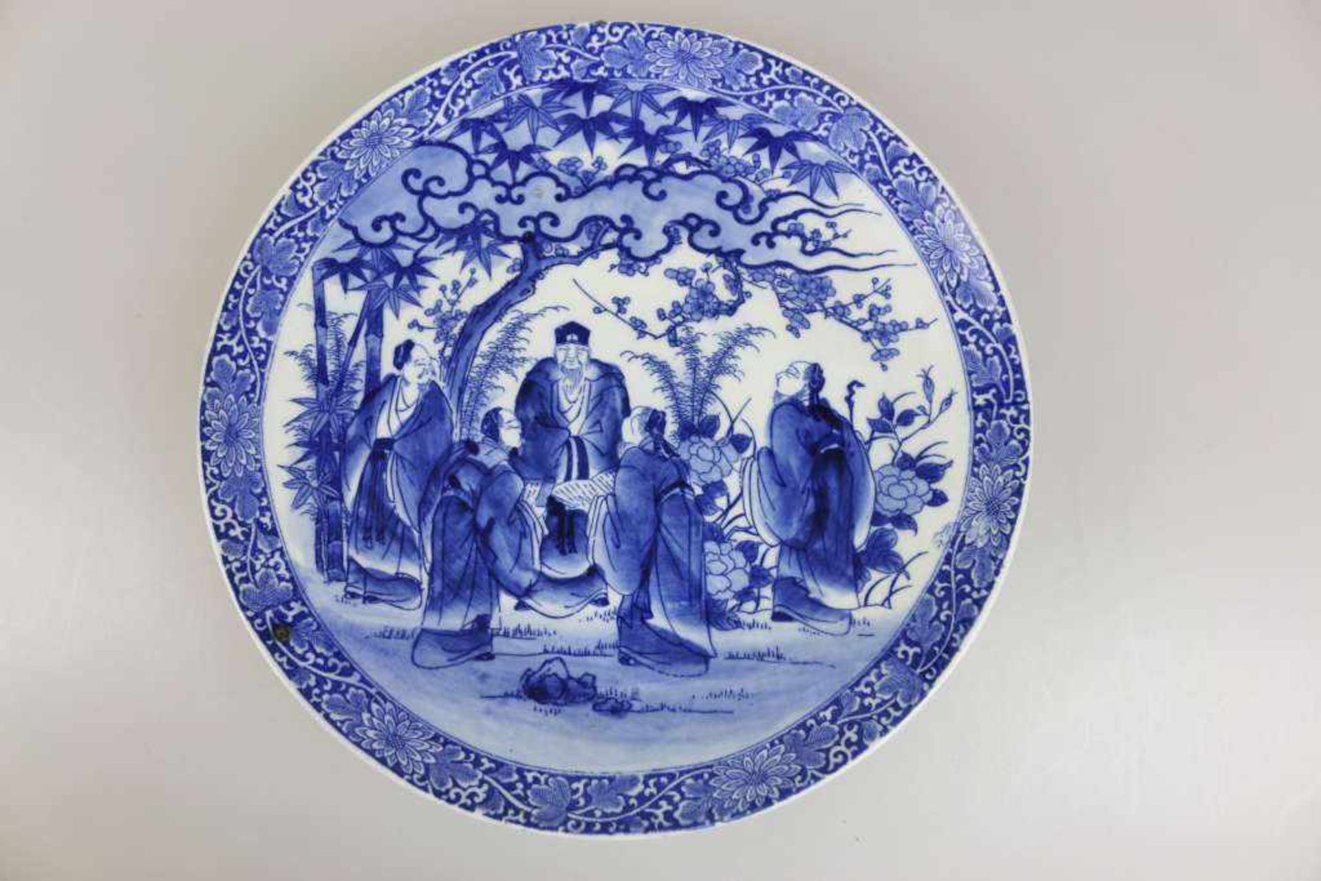 China, großer Teller, figürliche Komposition in Blau auf weißem Grund, 20. Jh., D.: 34,5 cm,