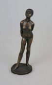 In der Art des Edgar DEGAS, Bronze, patiniert, stehendes Mädchen, den Oberkörper leicht nach vorn