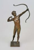 Richard W. LANGE (tätig ca. 1900-1930), Bronze, patiniert, Bogenschütze, auf der Plinthe signiert "