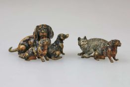 Paar Wiener Bronzen, ohne Markung, 20. Jh., zwei Dackel mit zwei Welpen und Dackel mit Katze,