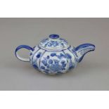 China, Teekanne mit floralem Dekor in Blau auf weißem Grund, 20. Jh., Vierermarke am Boden, H.: