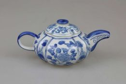 China, Teekanne mit floralem Dekor in Blau auf weißem Grund, 20. Jh., Vierermarke am Boden, H.: