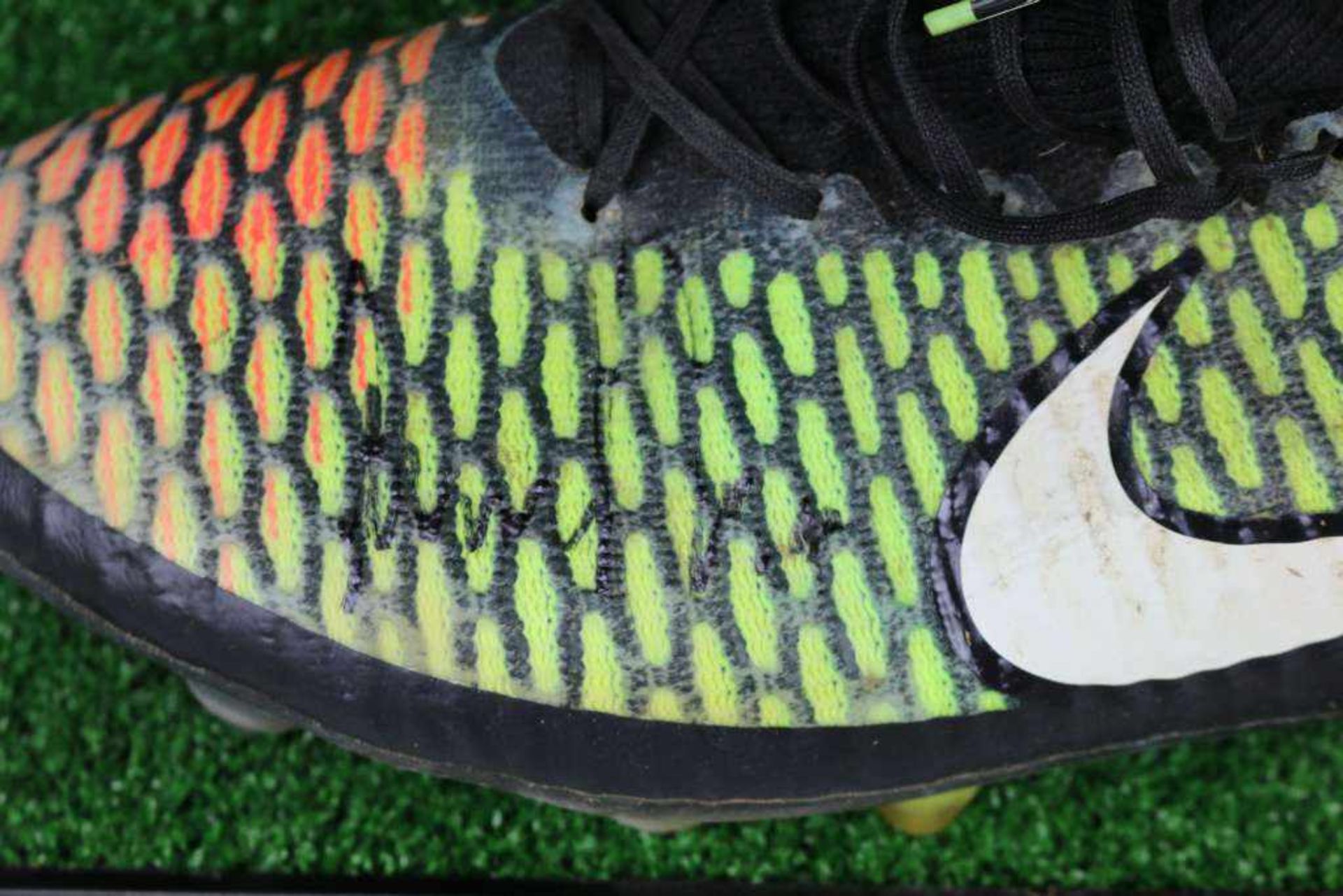 Eintrach Frankfurt, linker Fußballschuh Nike Magista, getragen mit Autogramm eines Eintracht Profis, - Bild 2 aus 2