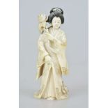 Japan, Elfenbeinschnitzerei wohl um 1900, Geisha-Figur mit Päonienblütenzweig und reich verzierten