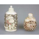 China, 2 Snuffbottle mit Fischdarstellungen, wohl Bein, verschiedene Formen, Motive reliefiert