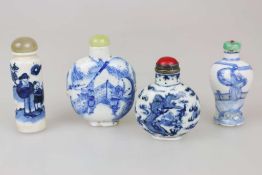 China, 4 Snuffbottle, Porzellan, blau und weiss Malerei, am Stand und Hals teilweise gechipt, Deckel