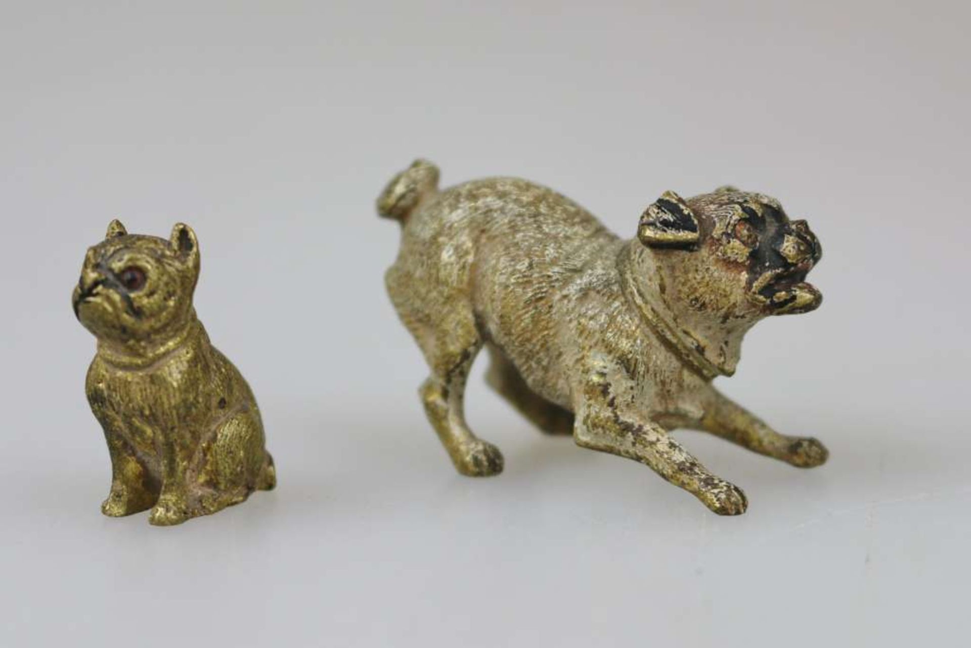 Wiener Bronze, ohne Markung, zwei Miniaturen, 20. Jh. Bellender Mops, sitzender Hund, polychrome - Bild 3 aus 3