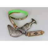 Oman, Jambya 20 Jh., original Stahlklinge, Horngriff mit Silberbeschlag, Holzscheide mit