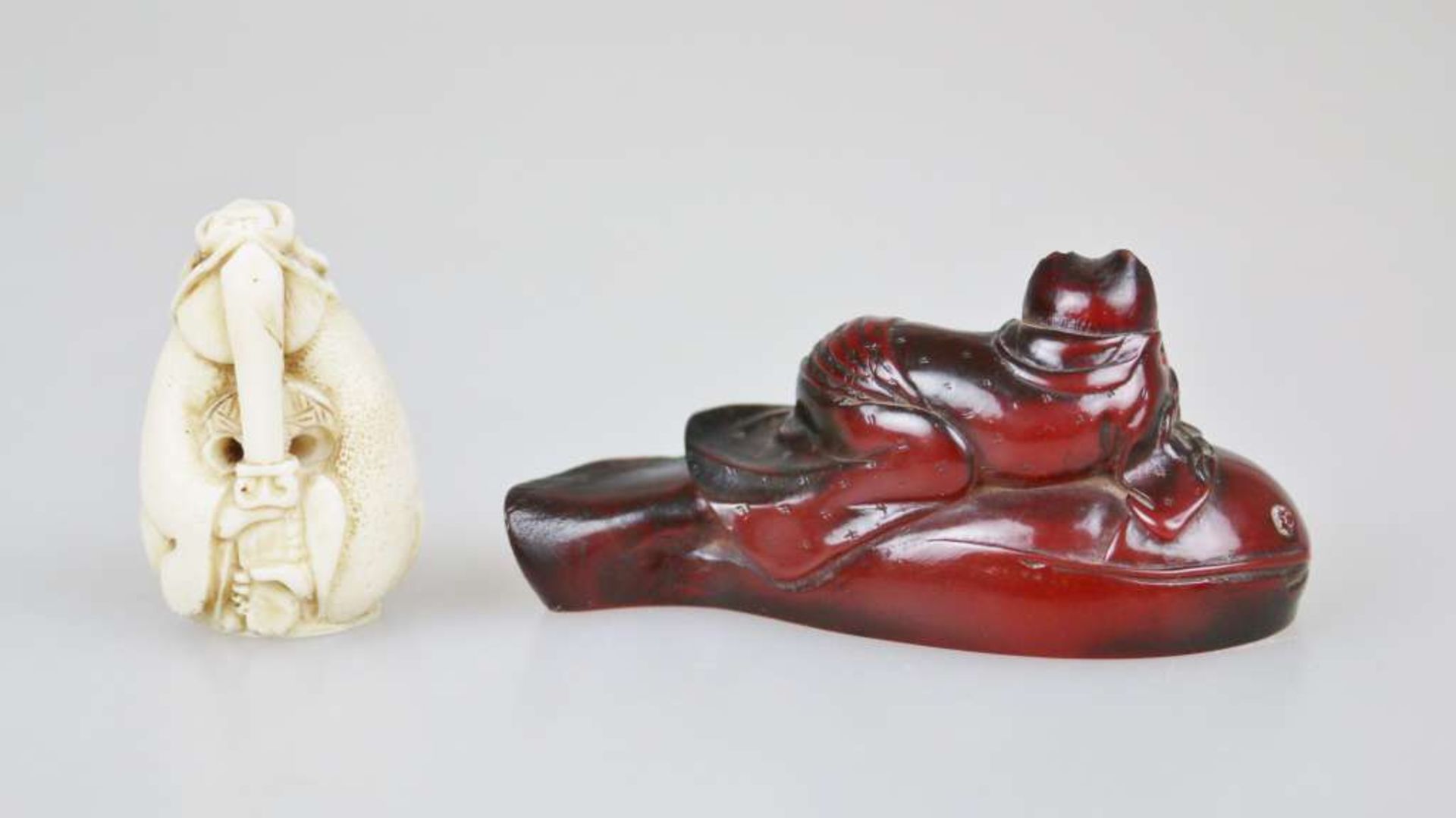 Zwei Netsuke, liegende Katze auf einem Fisch, auf der Unterseite signiert, Länge ca. 9 cm und - Bild 2 aus 3