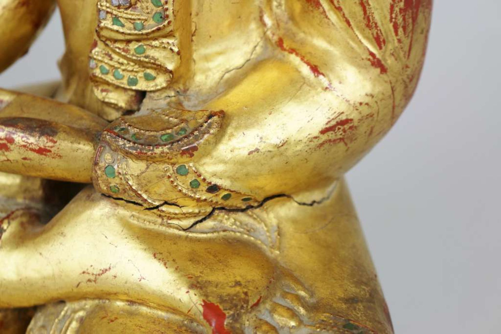 Buddha Statue Burma, Holz vergoldet, 18/19 Jh. Mandalay Periode. Höhe ca. 40 cm. Mit der rechten - Bild 4 aus 6
