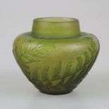 Émile GALLÉ (1846-1904), kleine Vase, wohl um 1905, Überfangglas, beschnitten, beschliffen und