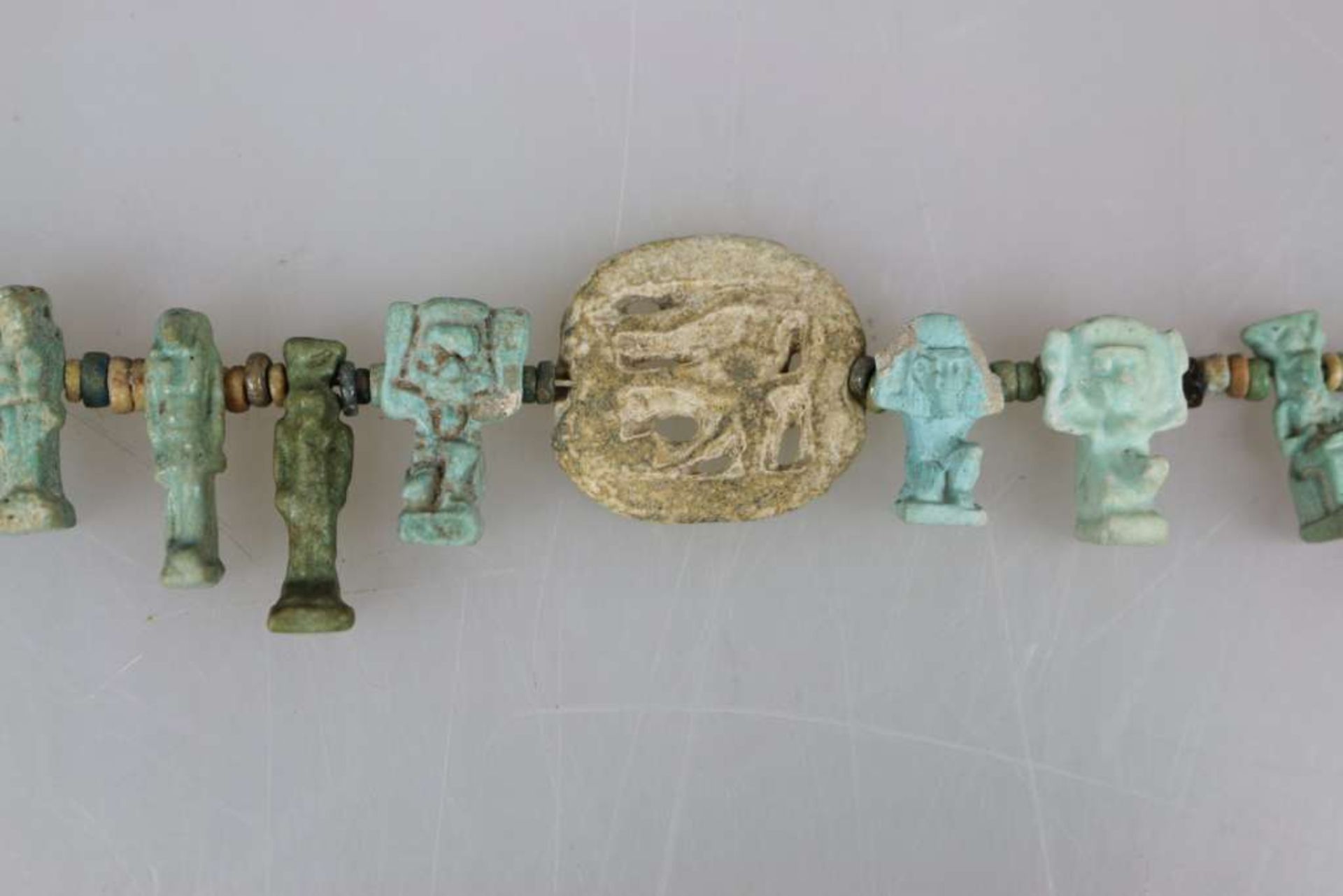 Ägypten, Fayencenkette, 30 Fritten-Figuren, diese durch Perlenglieder voneinander getrennt, mittig - Bild 2 aus 2