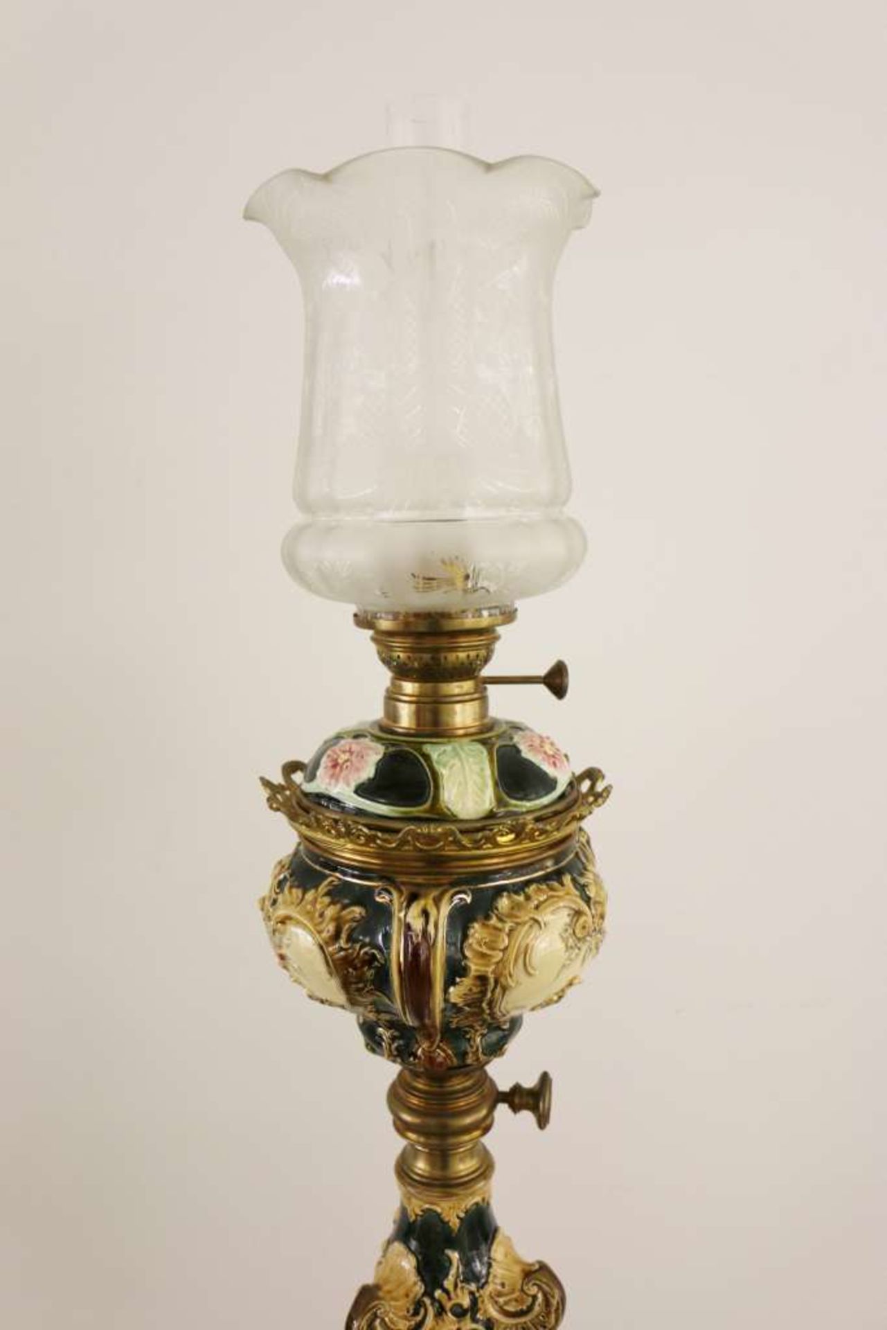 Monumentale Petroleumlampe, 20. Jh., Keramik mit üppiger polychromer Fayencemalerei, partiell mit - Bild 3 aus 3