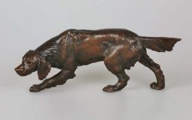 Bronze Skulptur, Setter in Vollbronze, braun patiniert, fein und detailliert gearbeitete Figur,