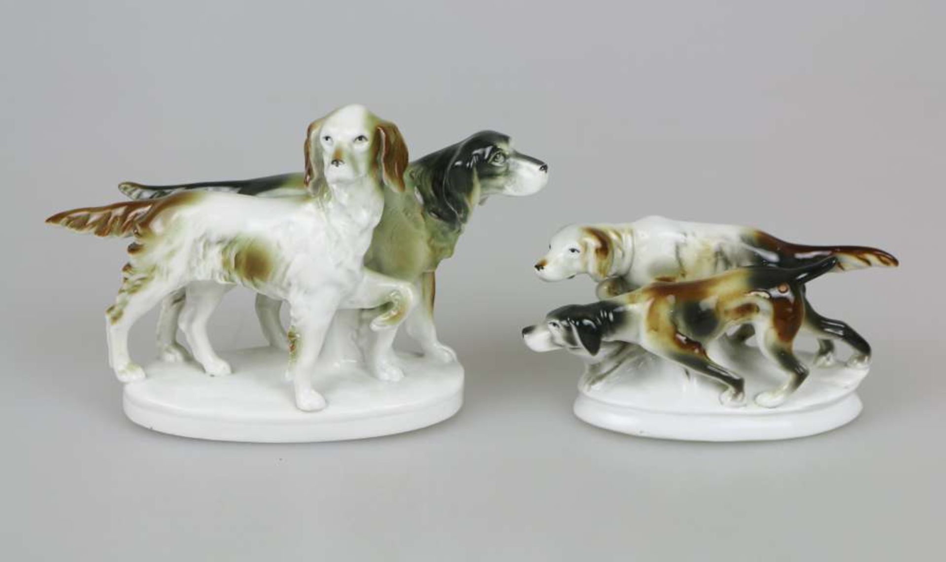 Carl Scheidig Porzellanfabrik, Gräfenthal, Zwei Paar Jagdhunde, mit verschiedenen grünen