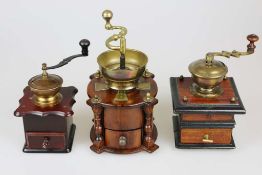Kaffeemühlen um 1900, Konvolut von drei Mühlen, verschiedene Größen und Materialien. Höhe: ca.