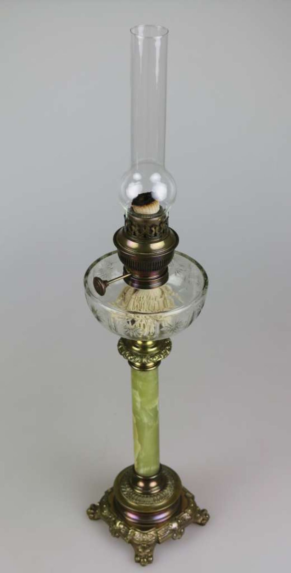 Große Petroleumlampe, wohl um 1900, Glastank mit Sternenschliff, Messingfuß, Metallmontur,
