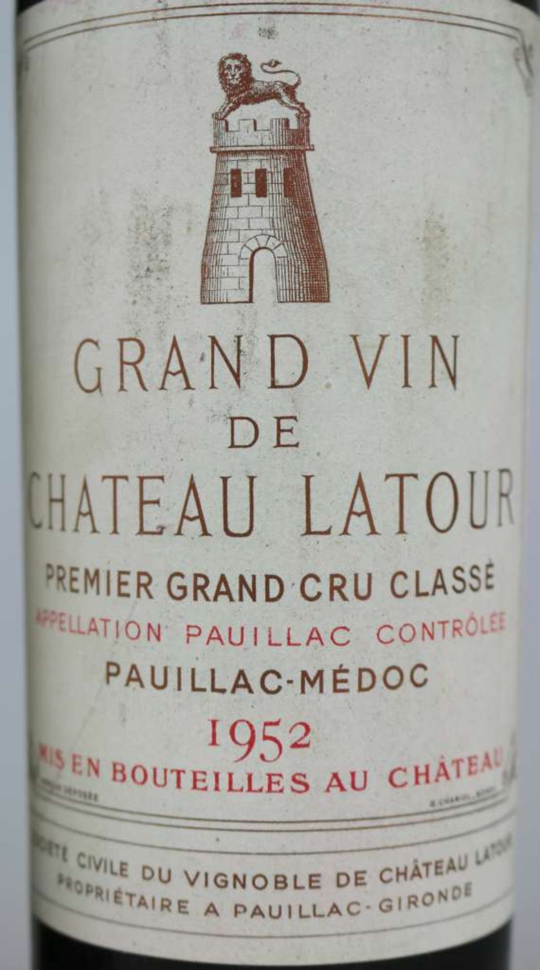 Rotwein, 2 Flaschen Château Latour, Paillac-Médoc, 1952, 0,75 L. 1x top sholder, 1x low shoulder. - Bild 2 aus 3