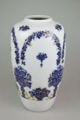 Bodenvase, Heinrich Porzellankultur, Echt Kobalt, 20. Jh., weißgrundig mit floralem Dekor in Blau