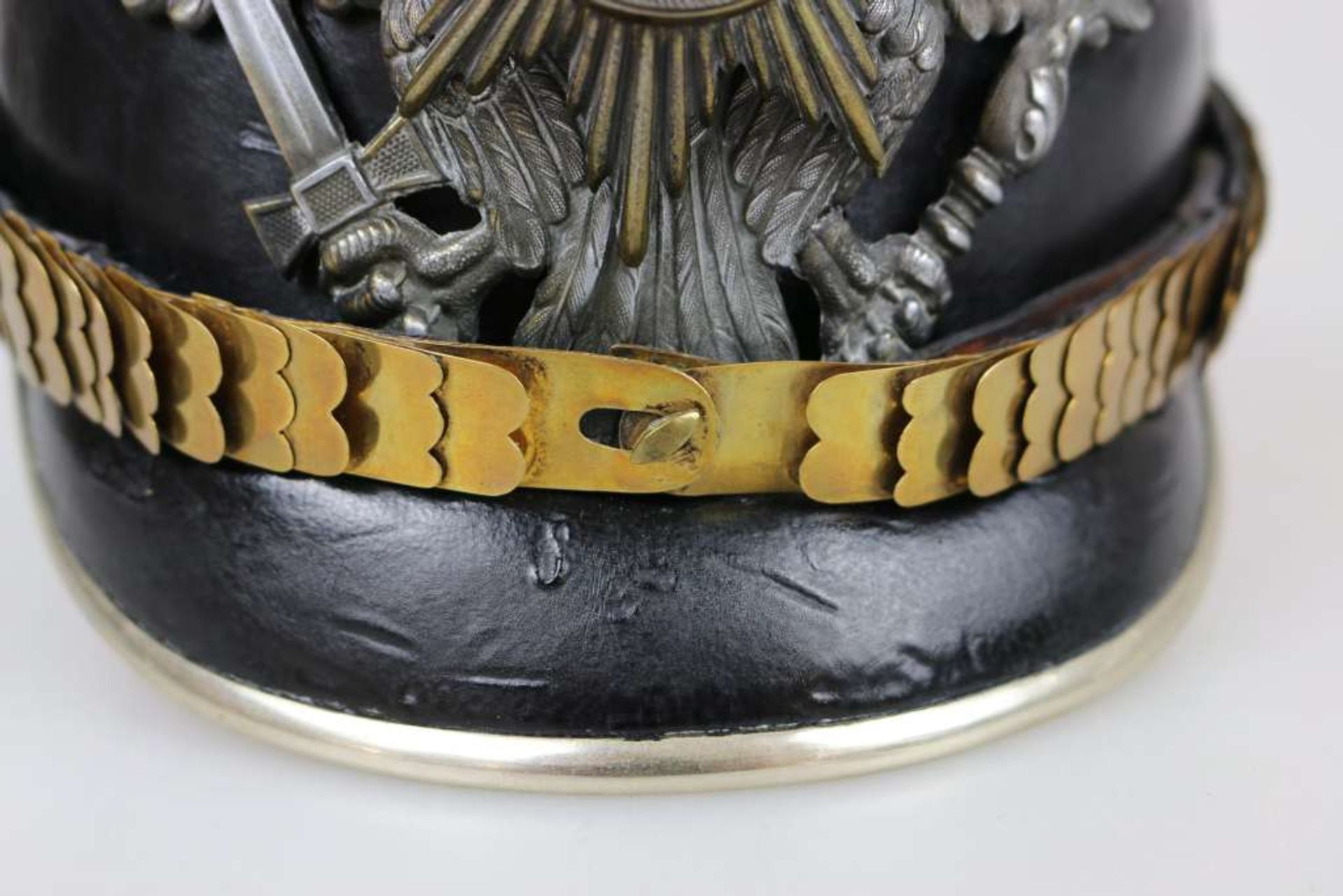 Preußen, Pickelhaube für einen Offizier, wohl Garde-Pionier-Bataillon um 1914, eleganter Lederhelm - Bild 13 aus 13