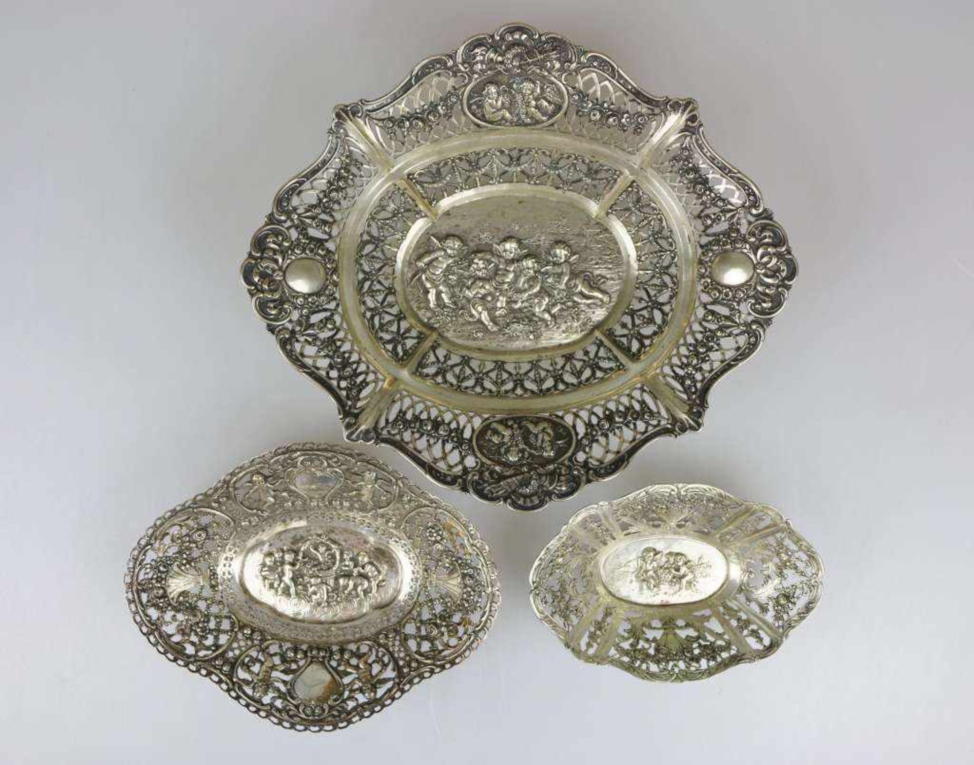 Konvolut Silber, 20. Jh., bestehend aus drei Schalen: durchbrochene Fahne mit überwiegend floralem
