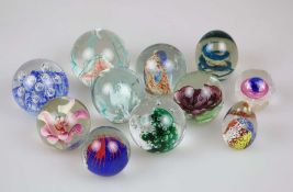 Konvolut Briefbeschwerer/ Paperweights, 11 Stück, 20. Jh., farbloses Glas, überwiegend