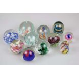 Konvolut Briefbeschwerer/ Paperweights, 11 Stück, 20. Jh., farbloses Glas, überwiegend