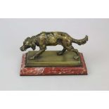 Jagdhund, Bronze/Messing auf rechteckiger Plinthe stehend mit rötlichem Marmorsockel, Maße: ca. 22 x
