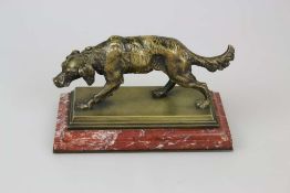 Jagdhund, Bronze/Messing auf rechteckiger Plinthe stehend mit rötlichem Marmorsockel, Maße: ca. 22 x