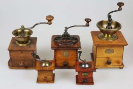 Kaffeemühlen um 1900, Konvolut von fünf Mühlen, verschiedene Größen und Materialien. Höhe: ca. 11,