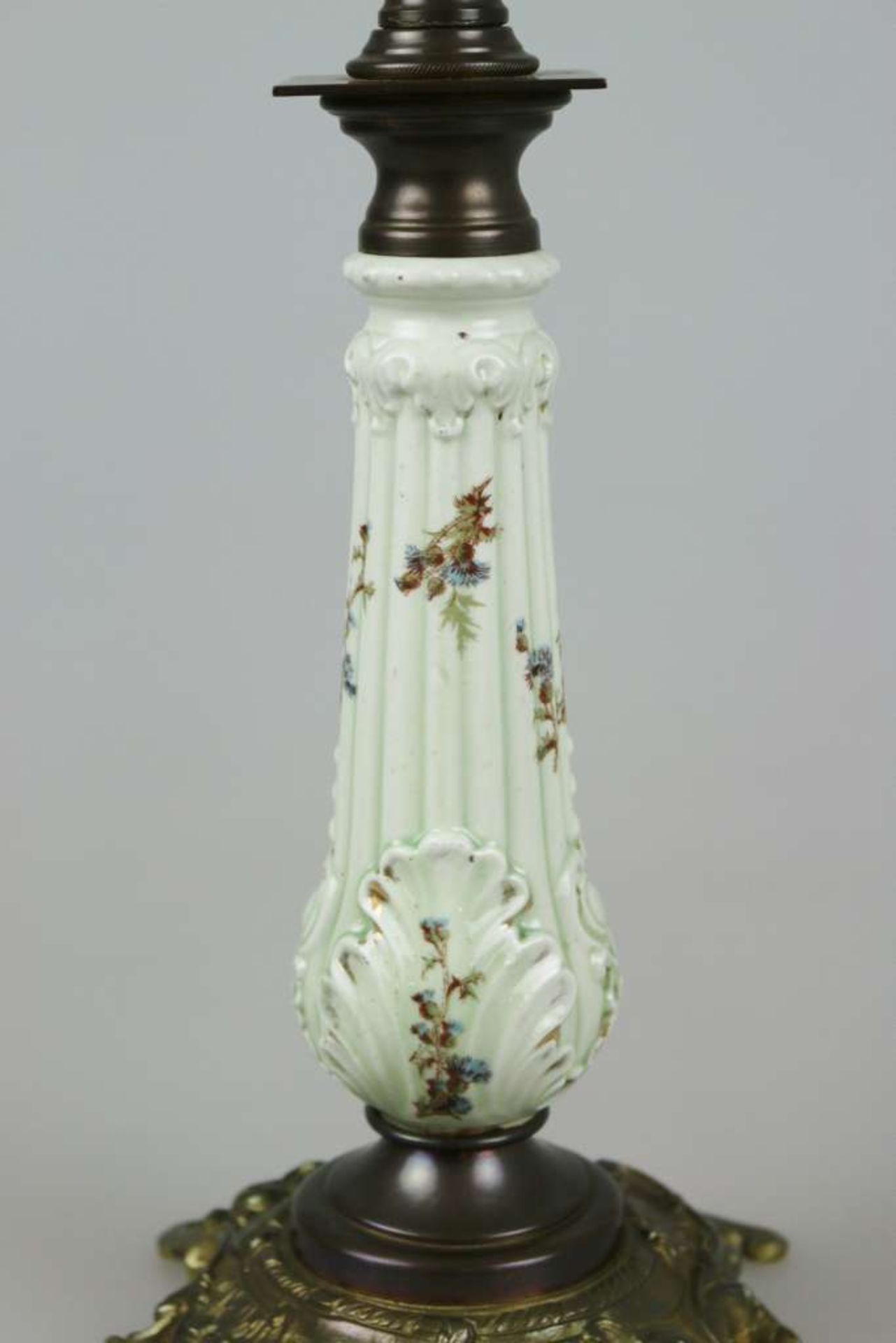 Petroleumlampe, 1. H. 20. Jh., Tank aus farblosem, facettiertem Glas, Diffusor mit - Bild 2 aus 2