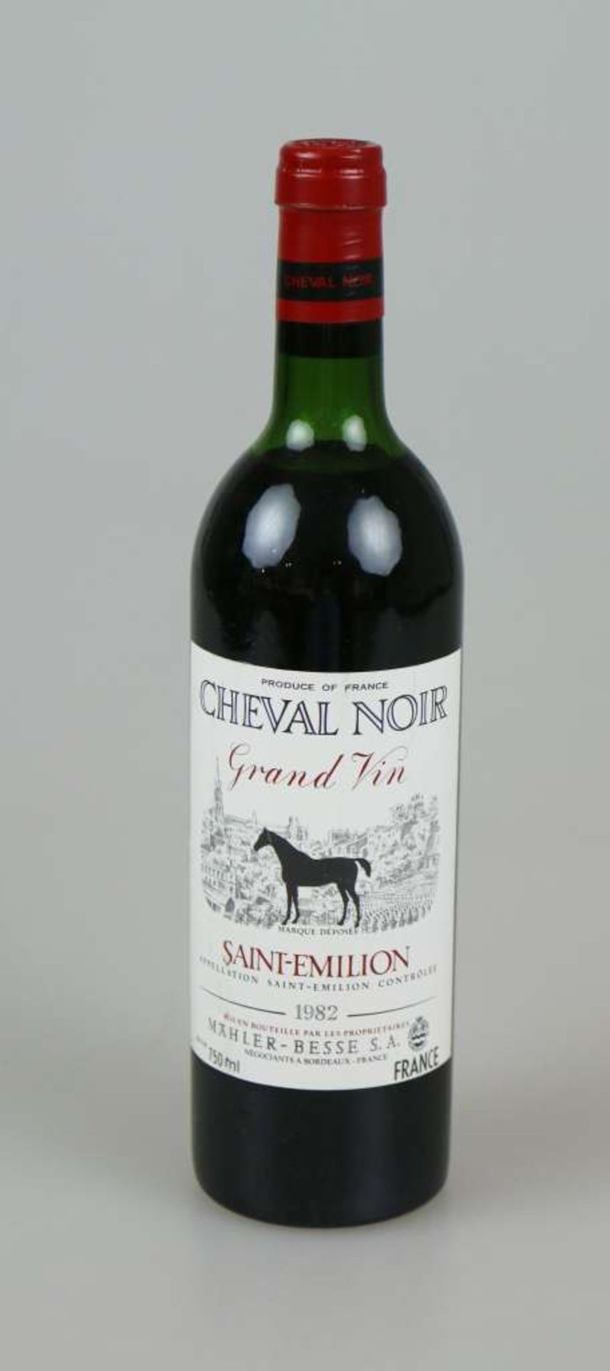 Rotwein, Flasche Cheval Noir, Saint-Emilion, 1982, 0,75 L. Der Wein stammt aus einer umfangreichen