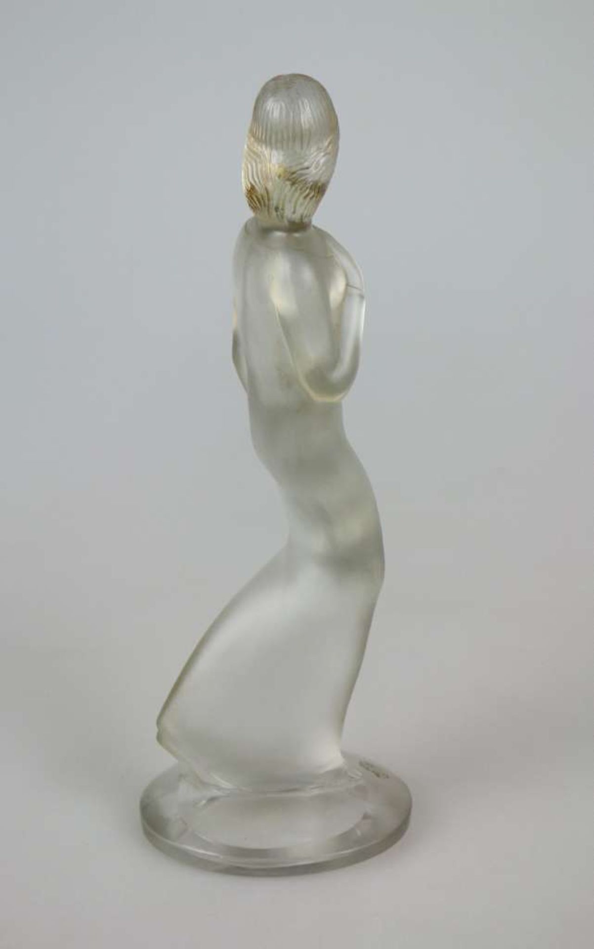 Josef RIEDEL, Glasskulptur, um 1936. Darstellung einer Frau, farbloses Pressglas, mattiert, - Bild 2 aus 3