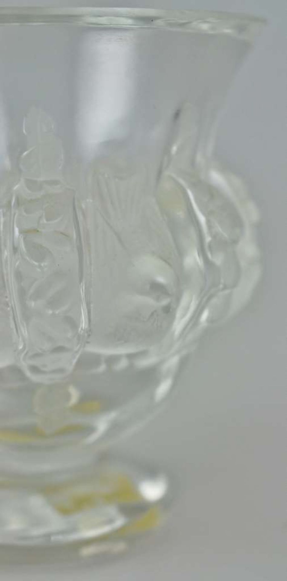 Lalique Vase, 20. Jh., Boden mit Ritzmarkung, etikettiert en Dampierre 12.230. Pressglas, - Bild 3 aus 3