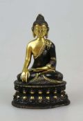 Kleine Buddha Figur, 19./20. Jh., Messing, auf doppeltem Lotusblüten-Thron, mit Geste der