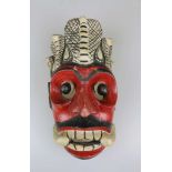 Dämonen-Maske mit Schlangen-Krone, wohl Indien/ Ceylon, 20. Jh., Holz, geschnitzt, polychrom