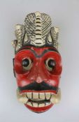 Dämonen-Maske mit Schlangen-Krone, wohl Indien/ Ceylon, 20. Jh., Holz, geschnitzt, polychrom