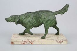 Jagdhund, schleichender Setter, ein Bein angehoben, Metallguss, grünlich patiniert auf