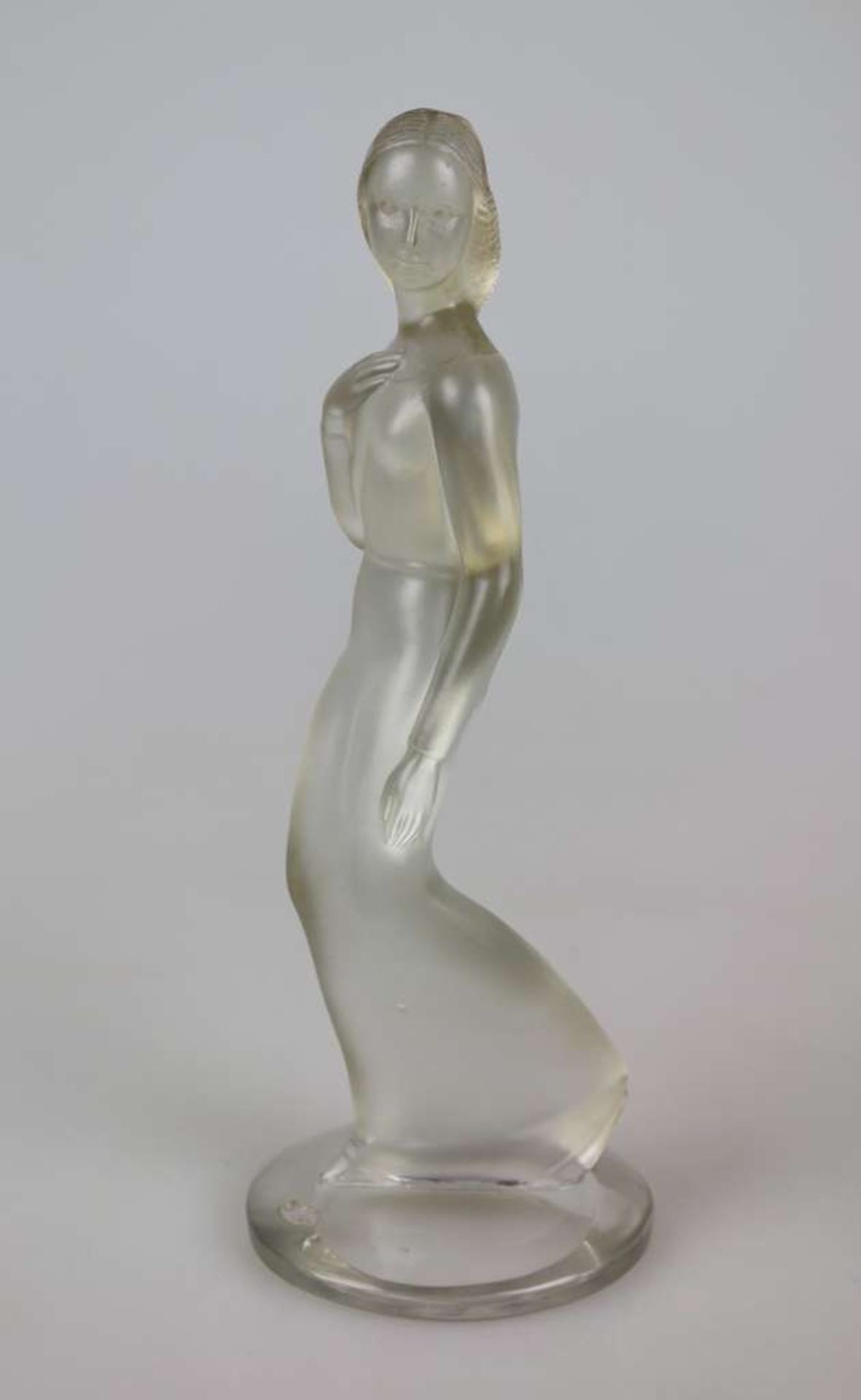 Josef RIEDEL, Glasskulptur, um 1936. Darstellung einer Frau, farbloses Pressglas, mattiert,