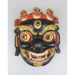 Tanzmaske mit Totenköpfen, wohl Sikkum oder Tibet/Nepal, 20. Jh., Holz, vermutlich Darstellung des