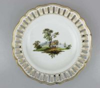 Meissen, Bildteller um 1800. Flache, runde Form, goldstaffiert mit durchbrochener Fahne und