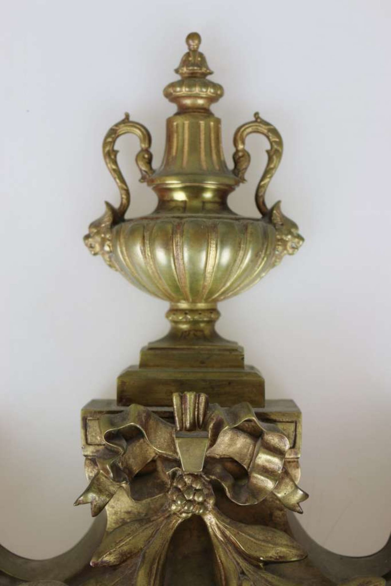 Große Carteluhr im Louis Seize Stil, Frankreich, 19. Jh., schweres Metallguß-Gehäuse mit fein - Bild 5 aus 6