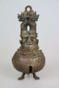 Tempelglocke, wohl Tibet nach einem Vorbild aus dem 16. Jh., Bronze-Glocke mit figürlichem Griff