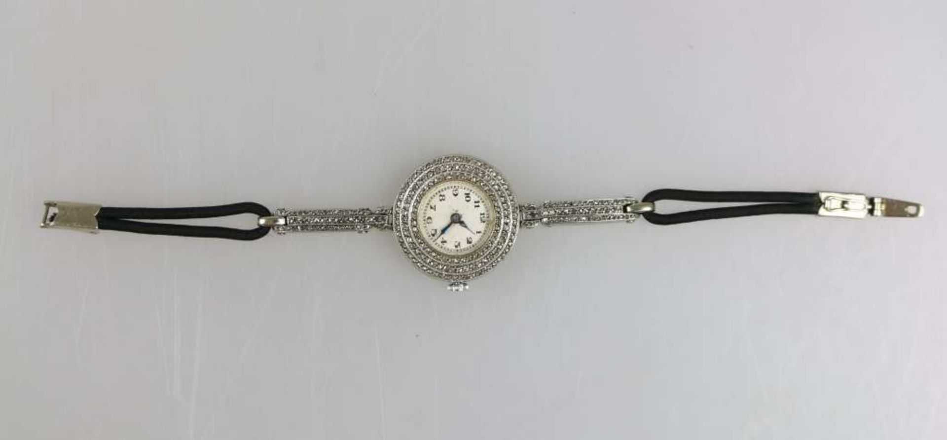 Art Deco Damenarmbanduhr, Weißgold- oder Platinlegierung, Gehäuse Nr. 1785, Steinankerwerk; das