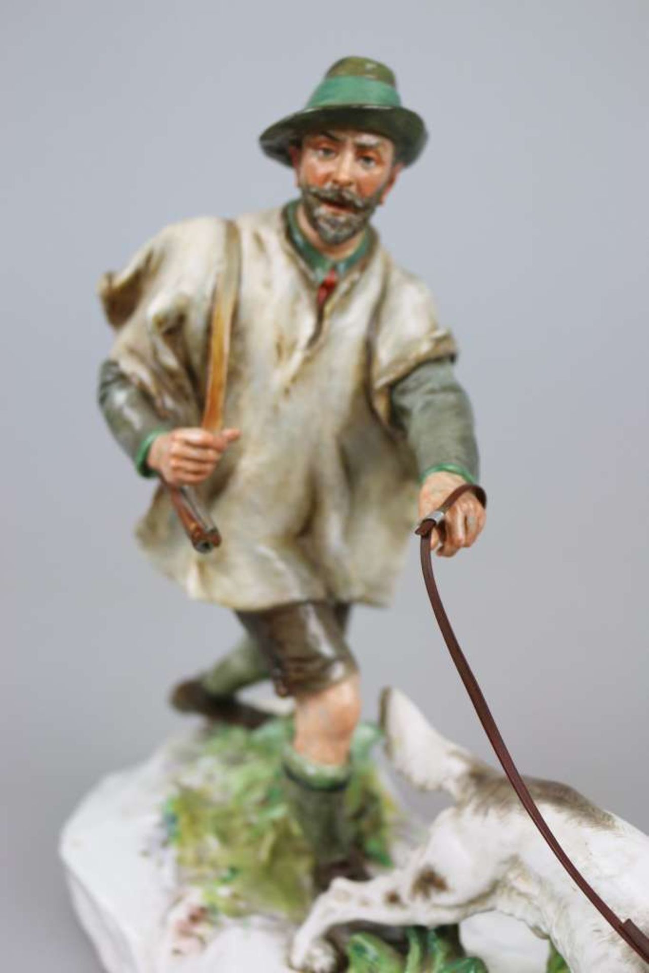 Meissen Figurengruppe, Jäger mit zwei Jagdhunden, Entwurf Otto Jarl 1904, signiert und datiert, - Bild 4 aus 9