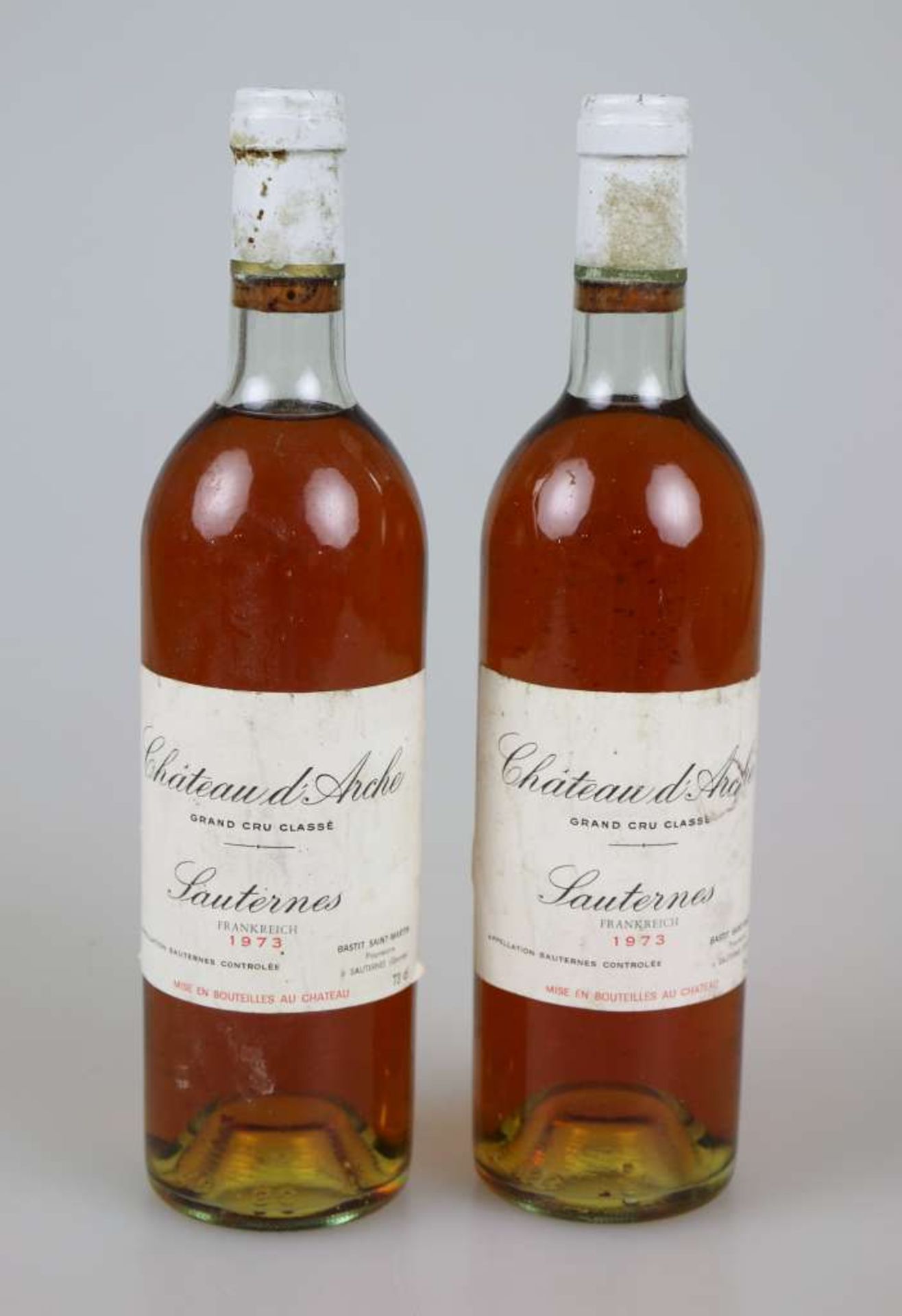 Süßwein, 2 Flaschen Château d'Arche, Grand Cru Classé Sauternes, 1973, 0,73 L. 2x top shoulder.