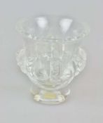 Lalique Vase, 20. Jh., Boden mit Ritzmarkung, etikettiert en Dampierre 12.230. Pressglas,